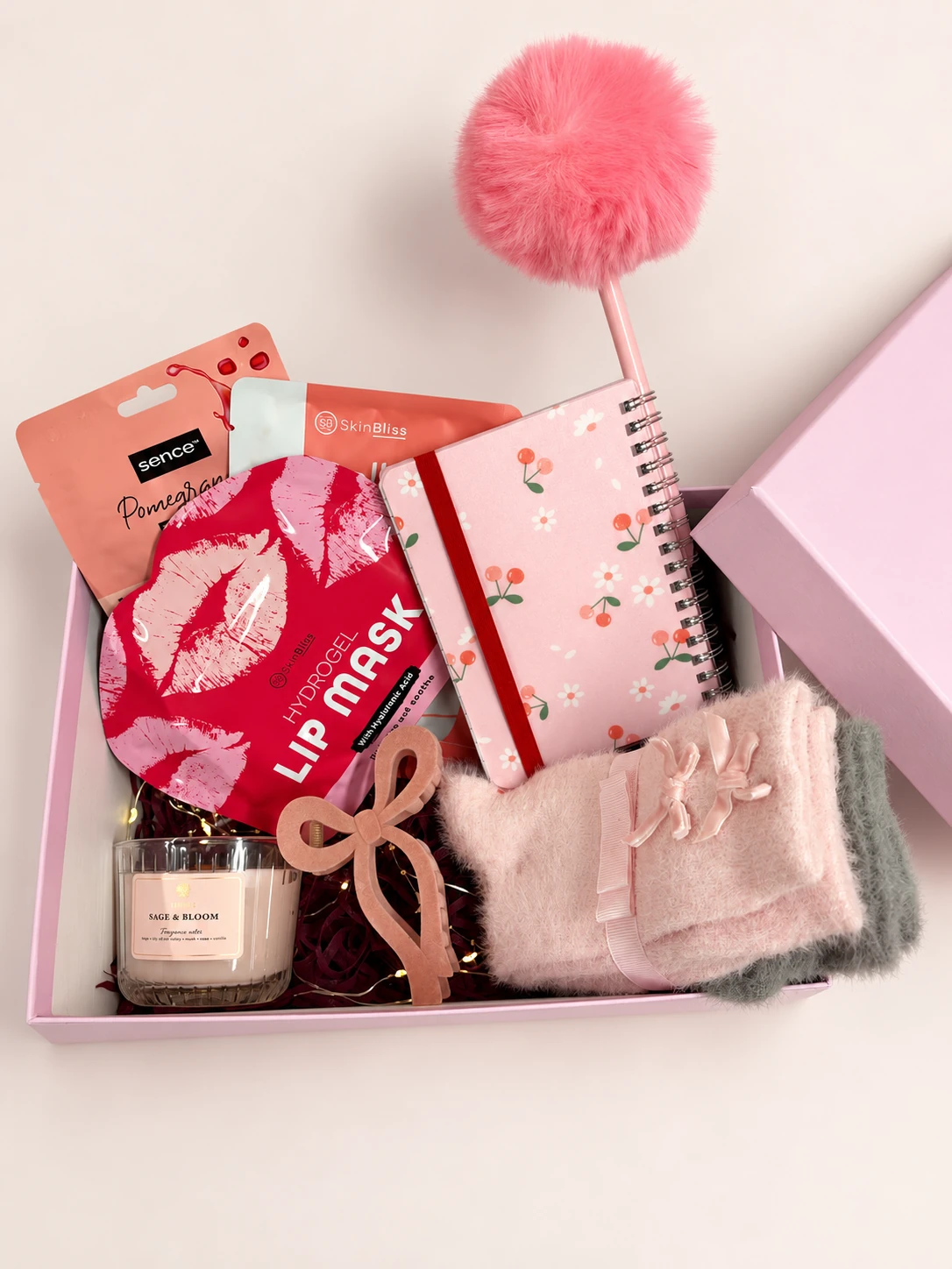 Coccola Rosa: la box rosa aperta con candela, maschere, quaderno e accessori